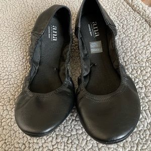 NWOT Black Ruched Ballet Flats 9 Wide